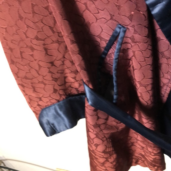 1950 maroon pattern smoking jacket w/black collar, cuff ,belt. No label or size - Picture 5 of 10